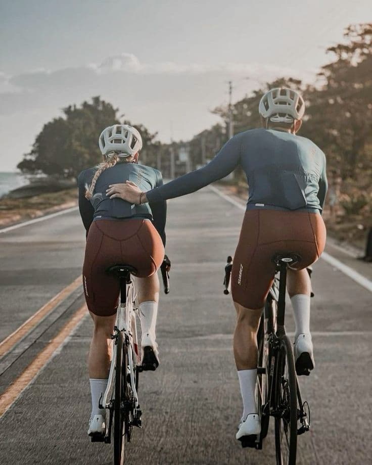 Casal pedalando